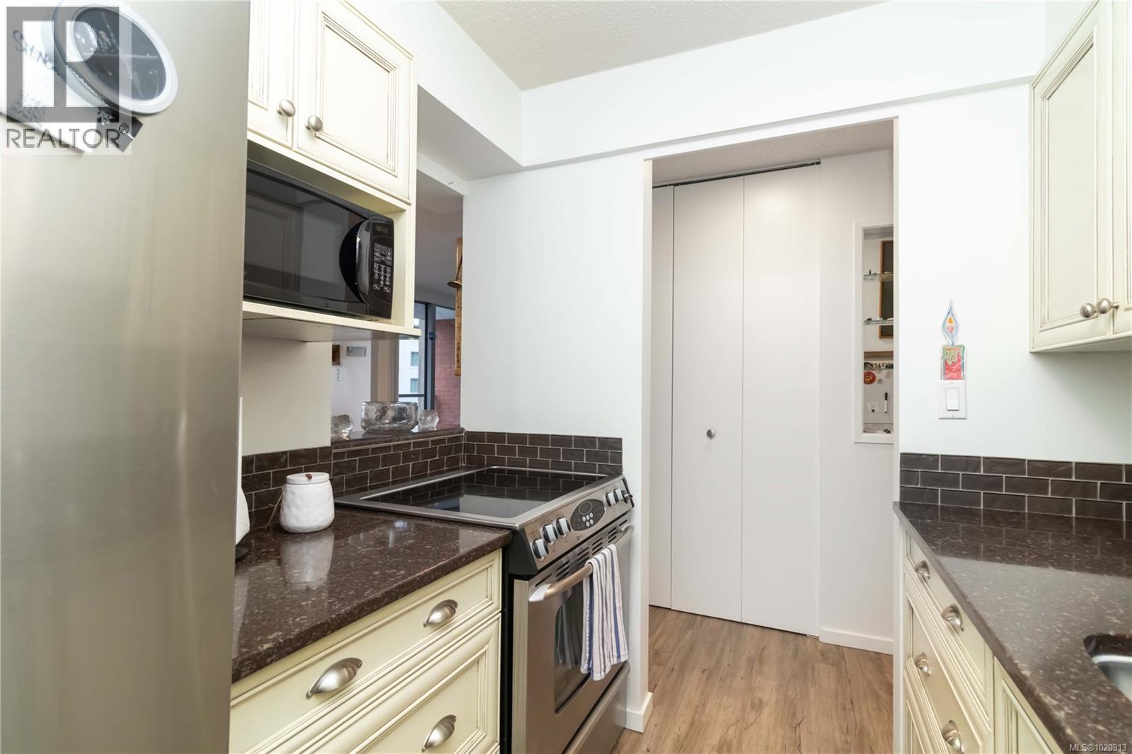 206 327 Maitland St, Victoria