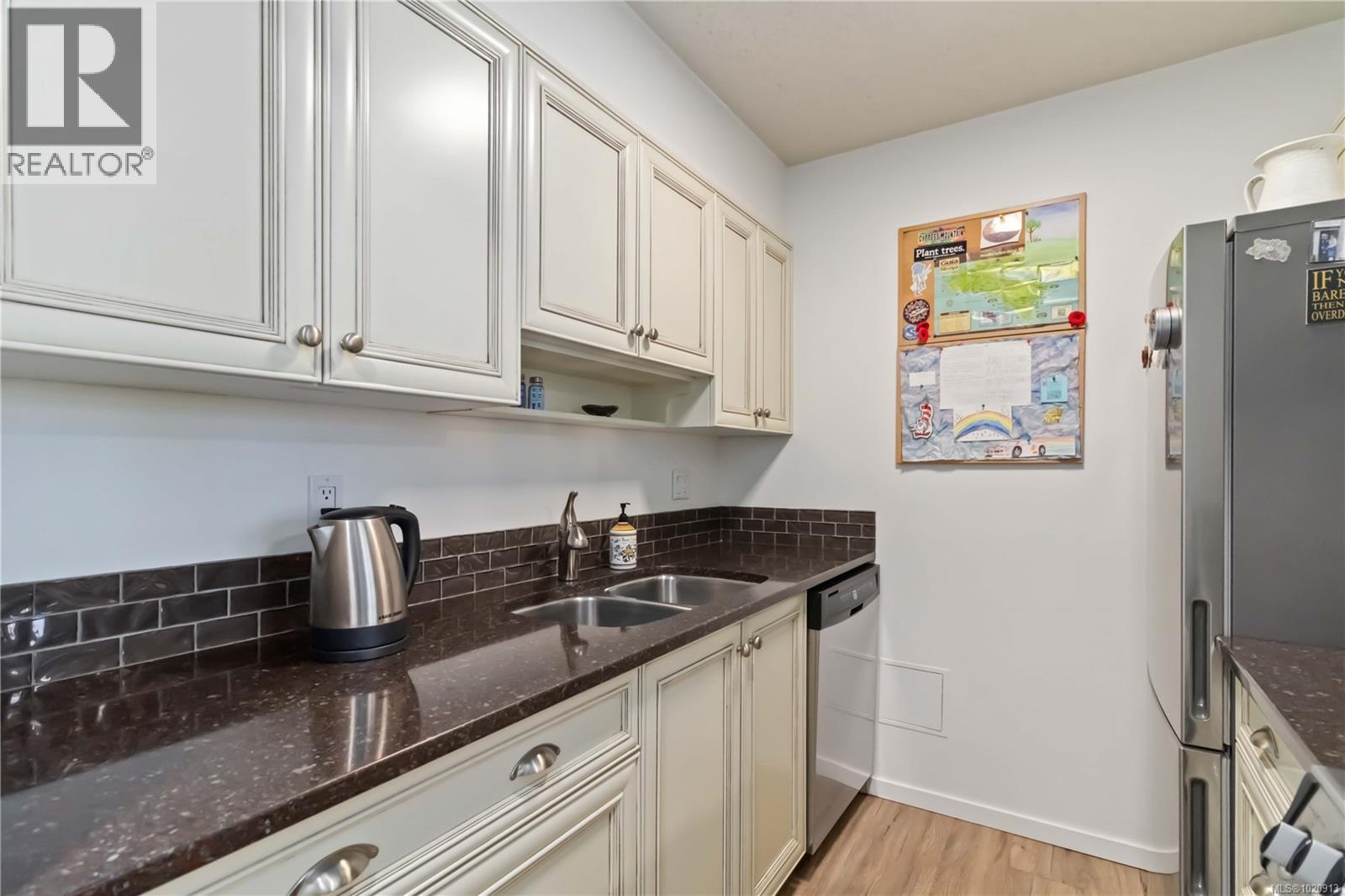 206 327 Maitland St, Victoria