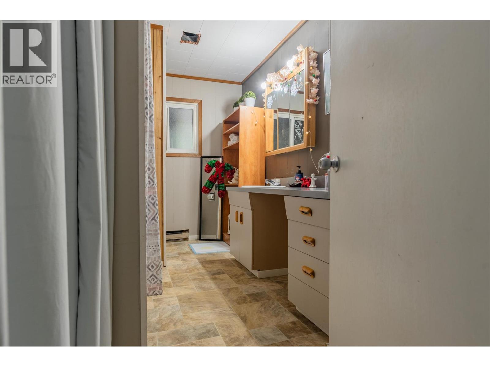 701 10th Avenue, Castlegar