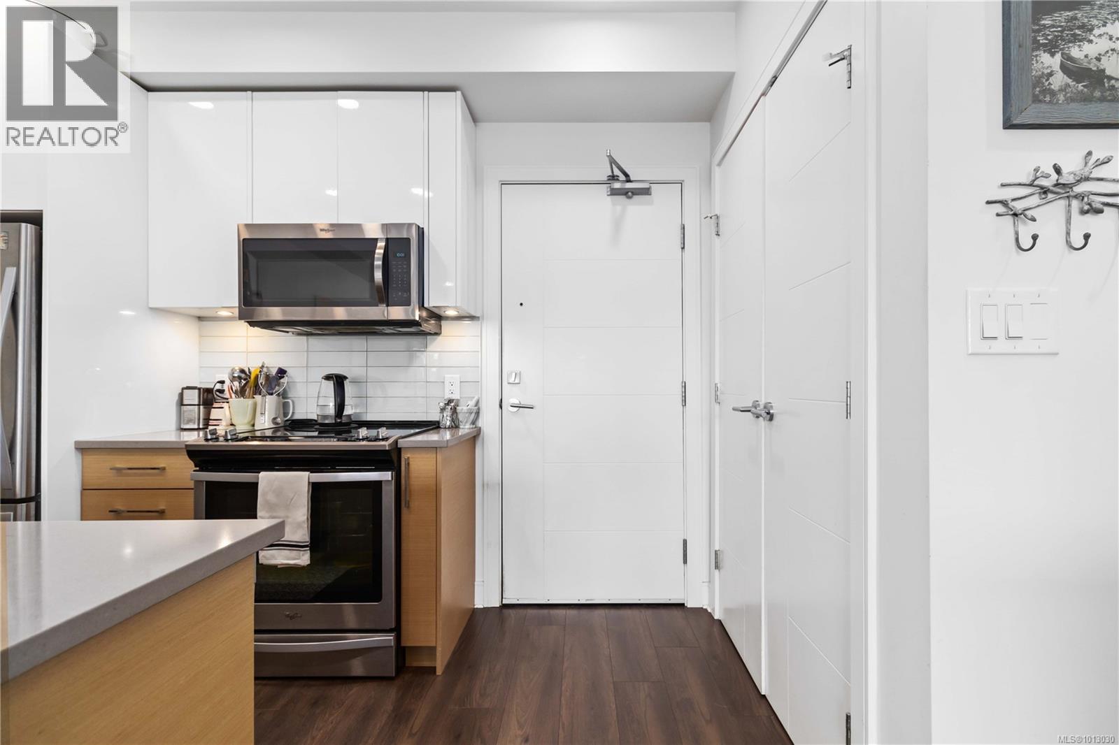 310 1311 Lakepoint Way, Langford