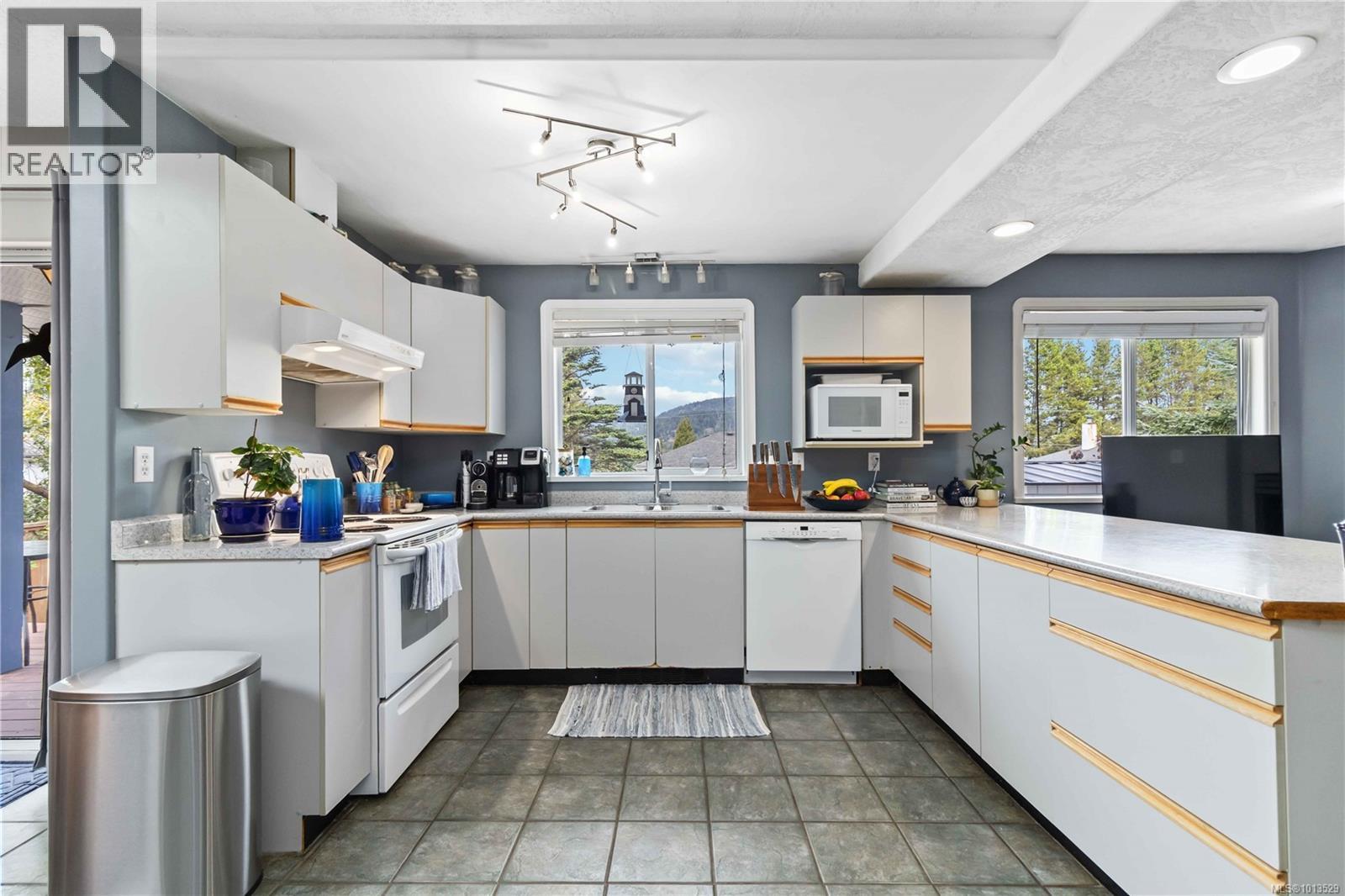 6598 Felderhof Rd, Sooke