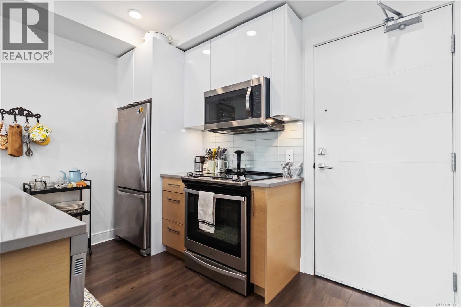 310 1311 Lakepoint Way, Langford