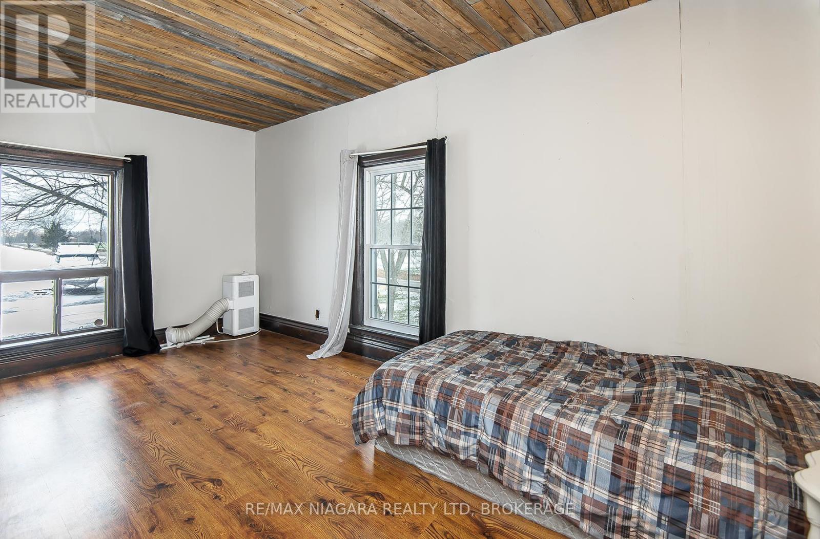 UPPER BEDROOM
