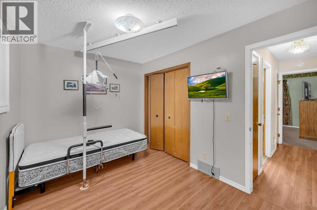 Single Family House Bi-level for Sale in  Berwick Close NW Beddington Heights Calgary 