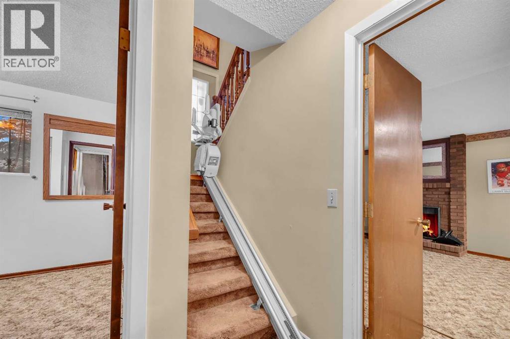 Single Family House Bi-level for Sale in  Berwick Close NW Beddington Heights Calgary 