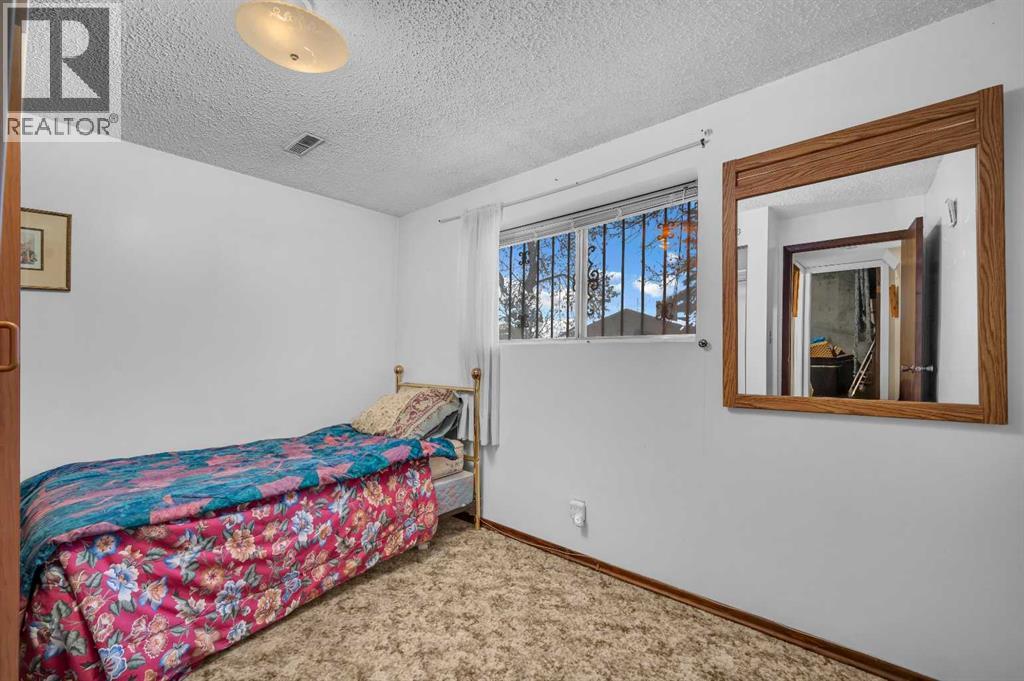 Single Family House Bi-level for Sale in  Berwick Close NW Beddington Heights Calgary 