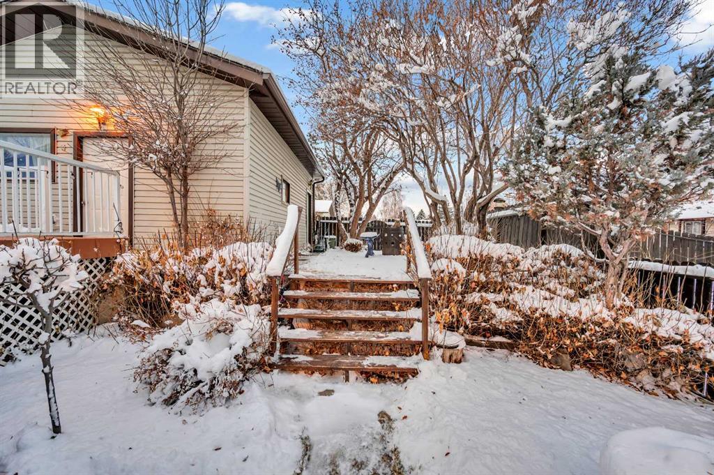 Single Family House Bi-level for Sale in  Berwick Close NW Beddington Heights Calgary 