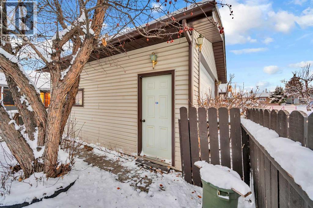 Single Family House Bi-level for Sale in  Berwick Close NW Beddington Heights Calgary 