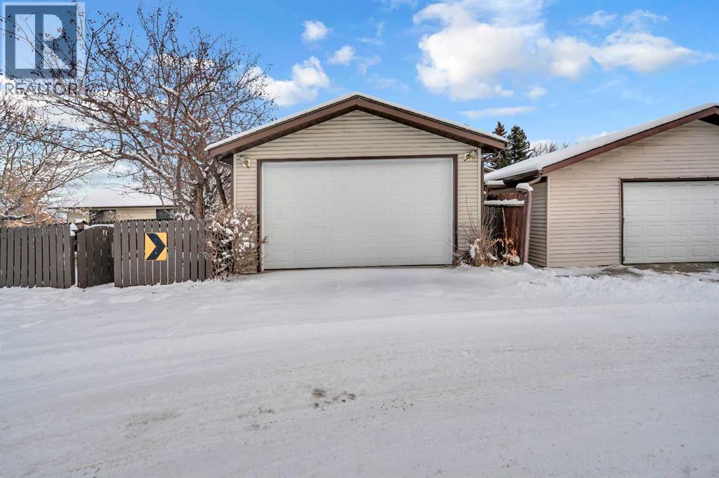 Single Family House Bi-level for Sale in  Berwick Close NW Beddington Heights Calgary 