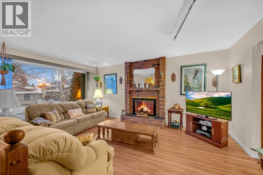 Single Family House Bi-level for Sale in  Berwick Close NW Beddington Heights Calgary 