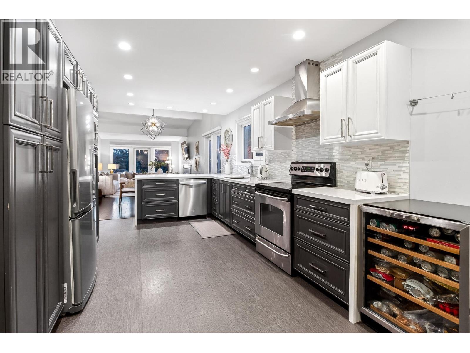 1614 LYNN VALLEY ROAD, North Vancouver