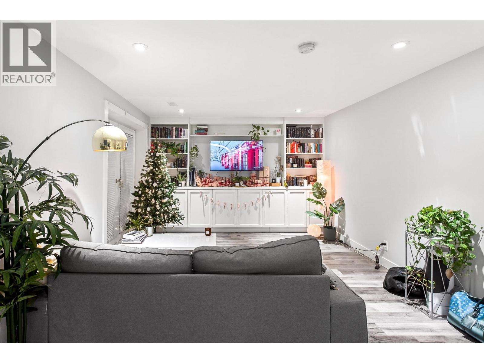 1614 LYNN VALLEY ROAD, North Vancouver