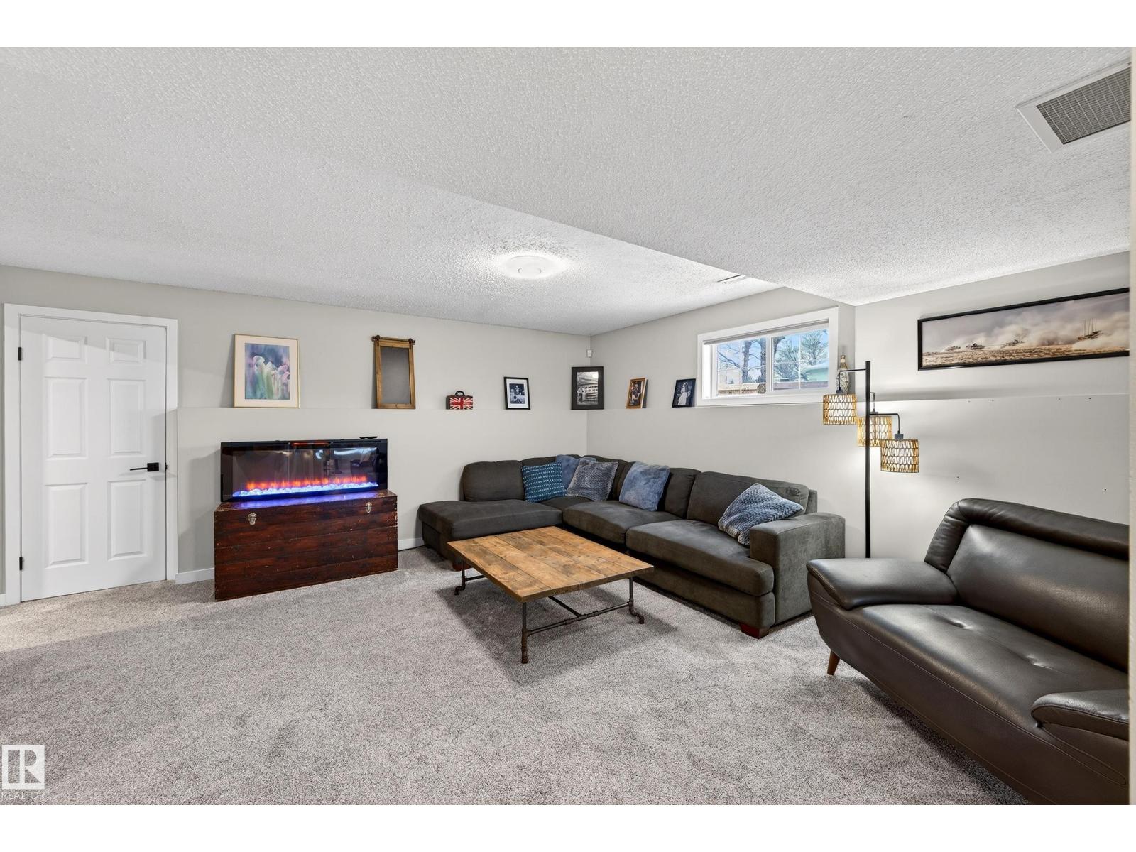 1 HUNTER PL, St. Albert