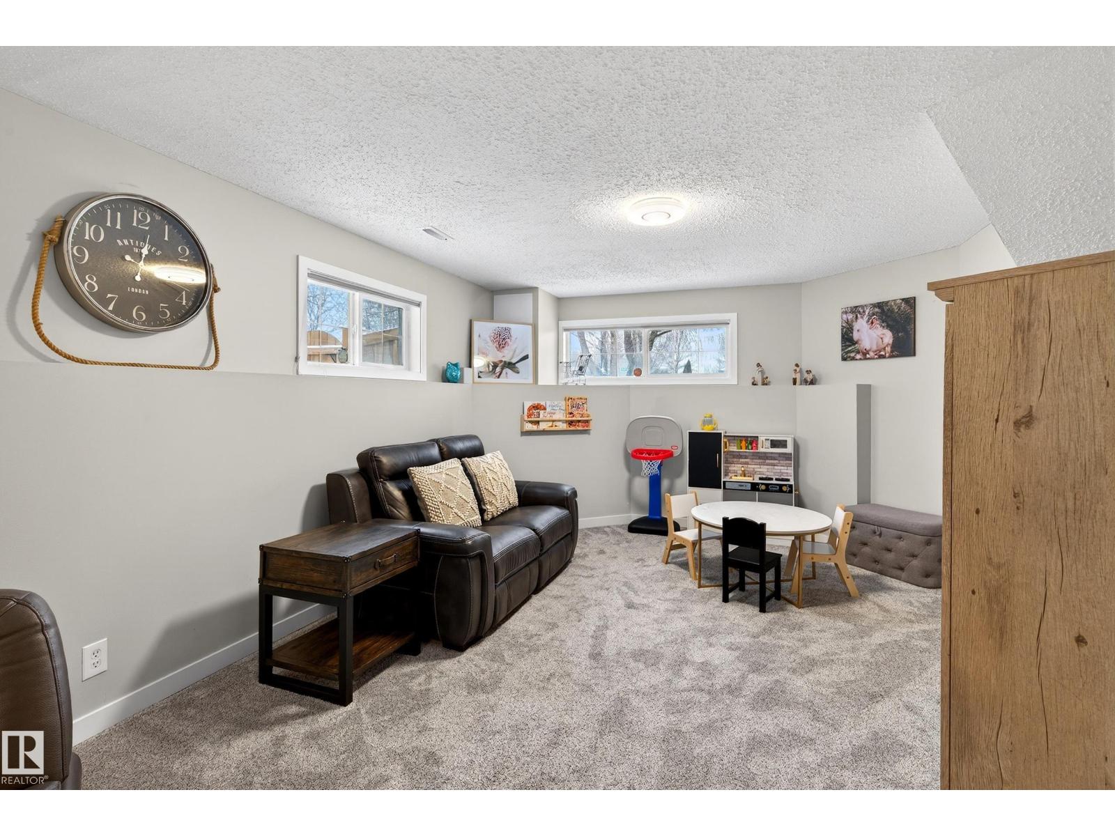 1 HUNTER PL, St. Albert