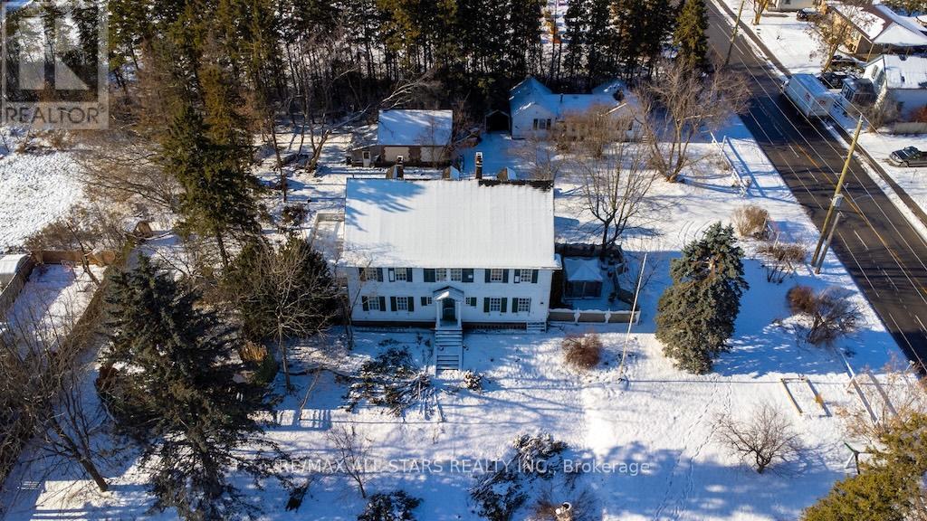 173 LINDSAY STREET S - 2