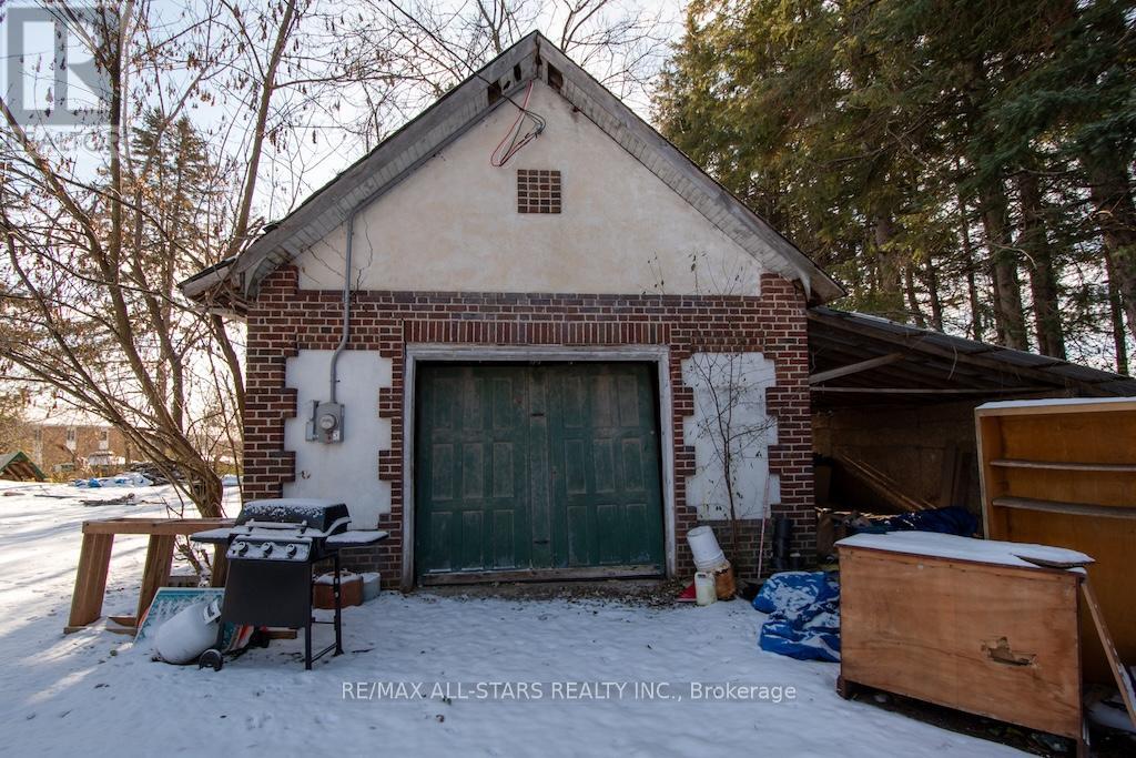 173 LINDSAY STREET S - 42