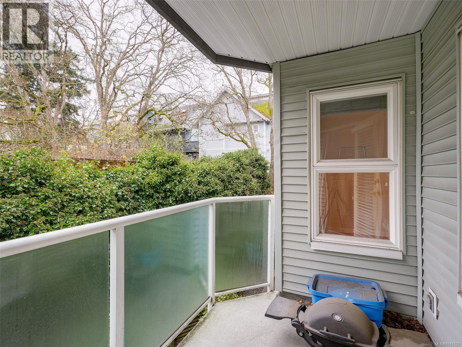 302 1201 Hillside Avenue, Victoria