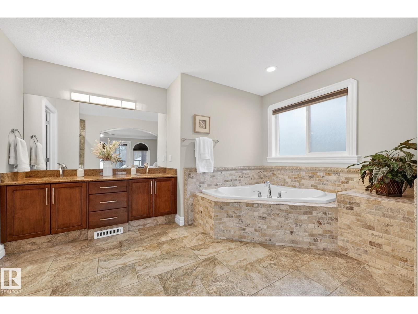 49 LOISELLE WY, St. Albert