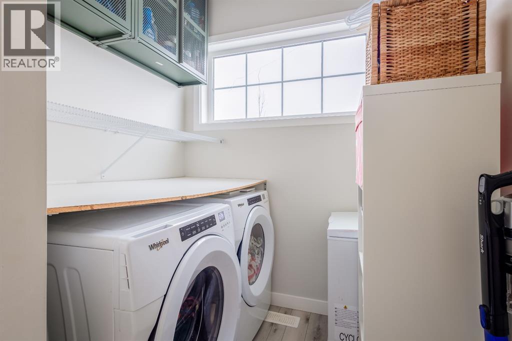 Single Family House for Sale in  Les Jardins Park SE Douglasdale/Glen Calgary 