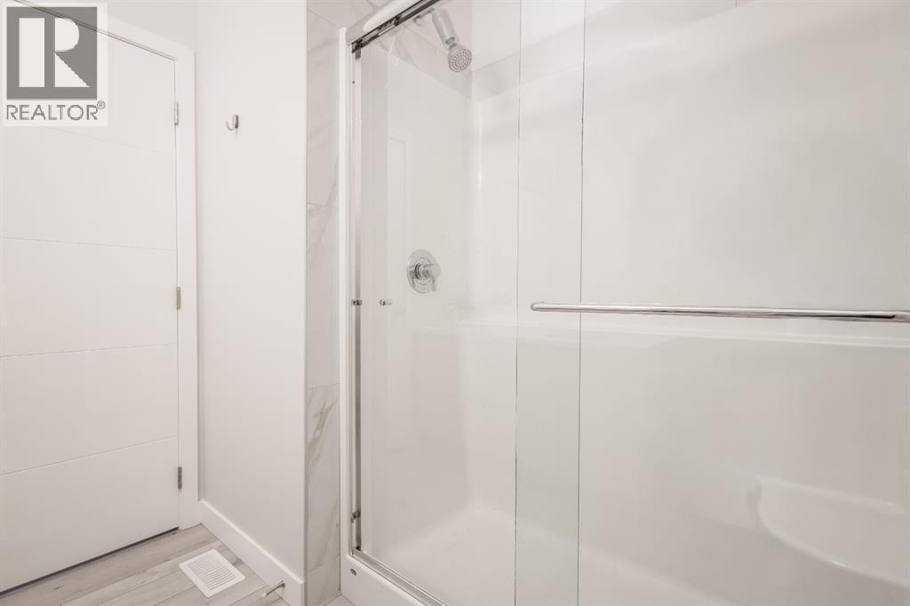 Single Family House for Sale in  Les Jardins Park SE Douglasdale/Glen Calgary 