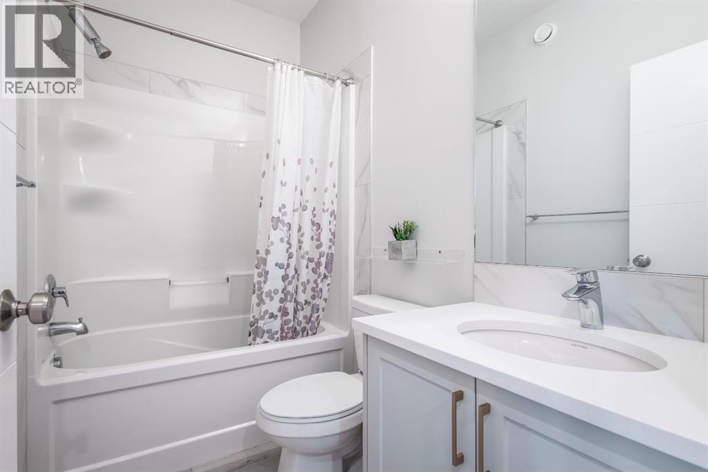 Single Family House for Sale in  Les Jardins Park SE Douglasdale/Glen Calgary 