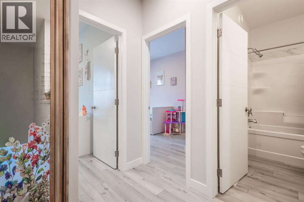 Single Family House for Sale in  Les Jardins Park SE Douglasdale/Glen Calgary 