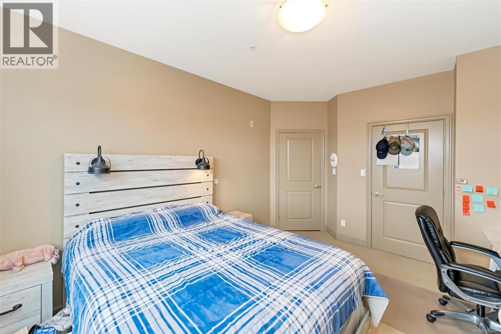 318 1620 McKenzie Ave, Saanich