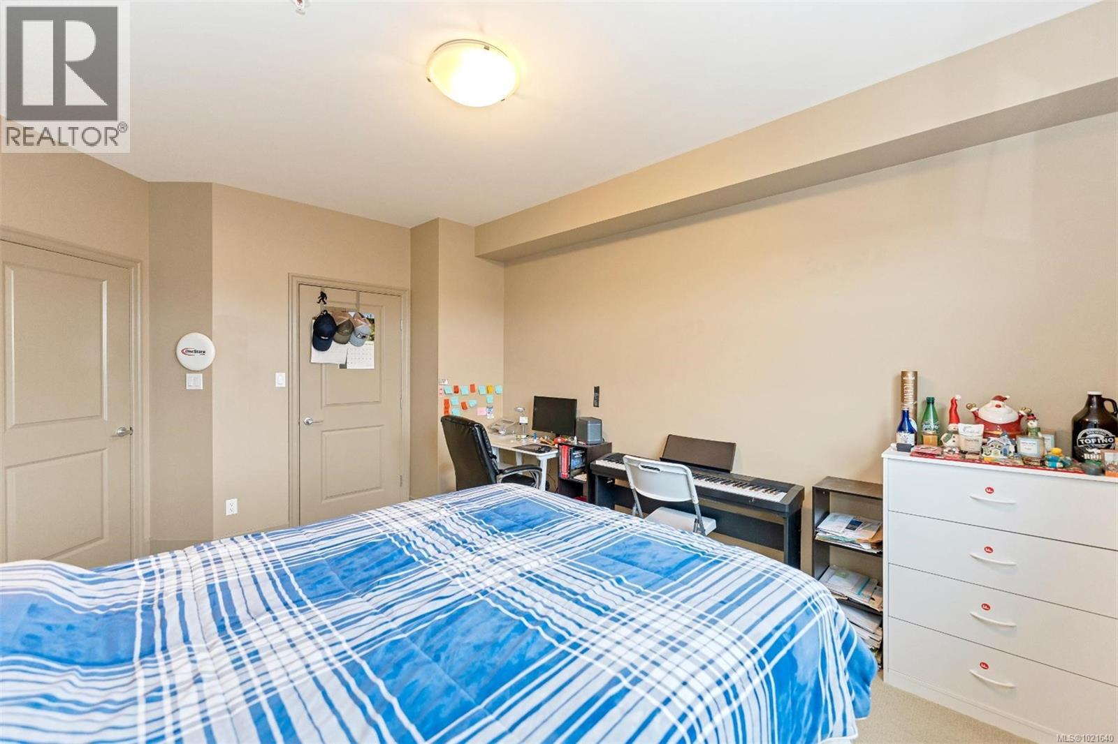 318 1620 McKenzie Ave, Saanich