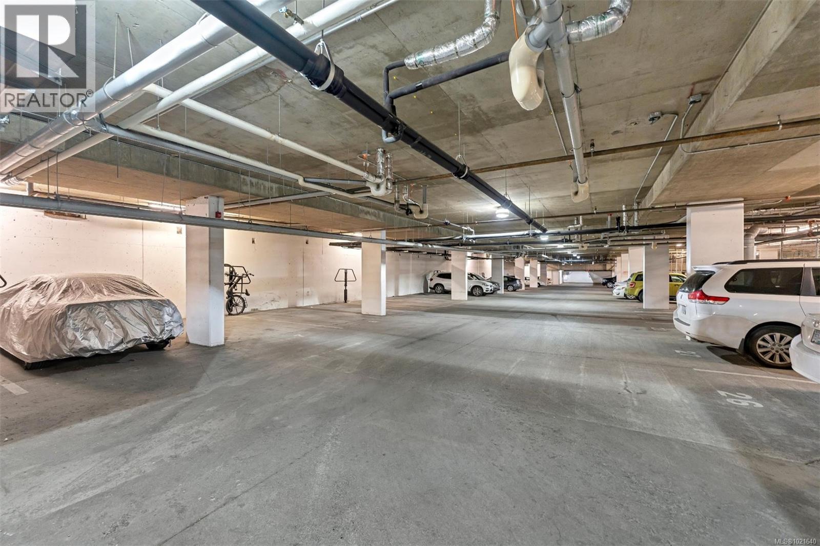 318 1620 McKenzie Ave, Saanich