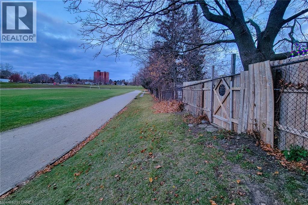 6 BAYLY DRIVE - 33