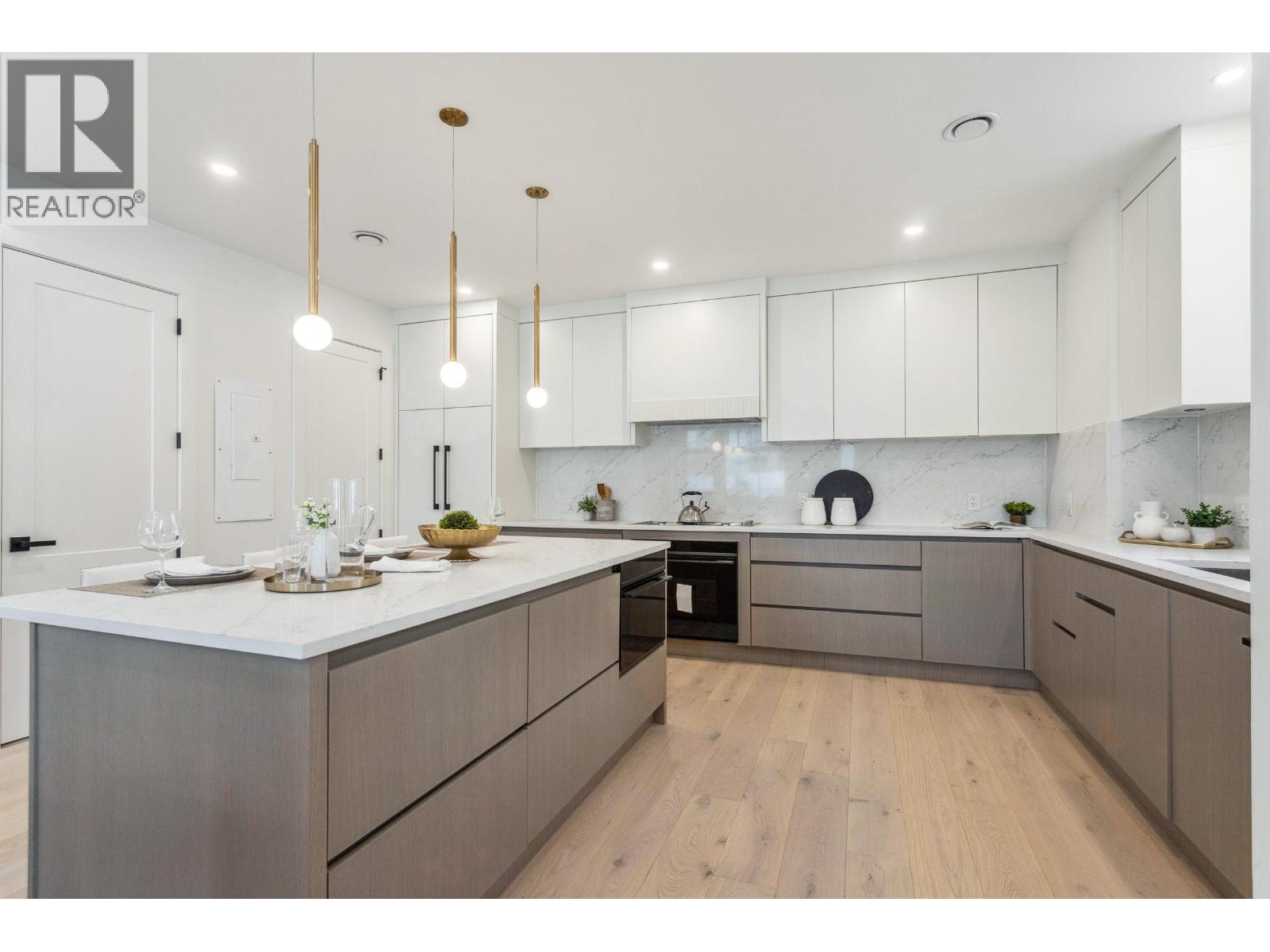 101 1038 DELESTRE AVENUE, Coquitlam