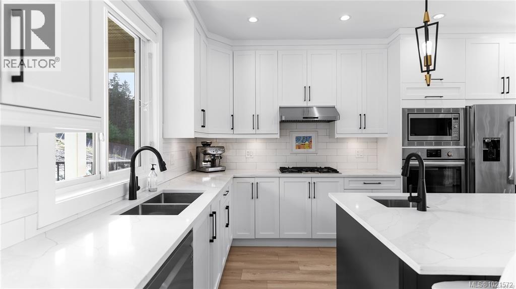 6290 Highwood Dr, Duncan