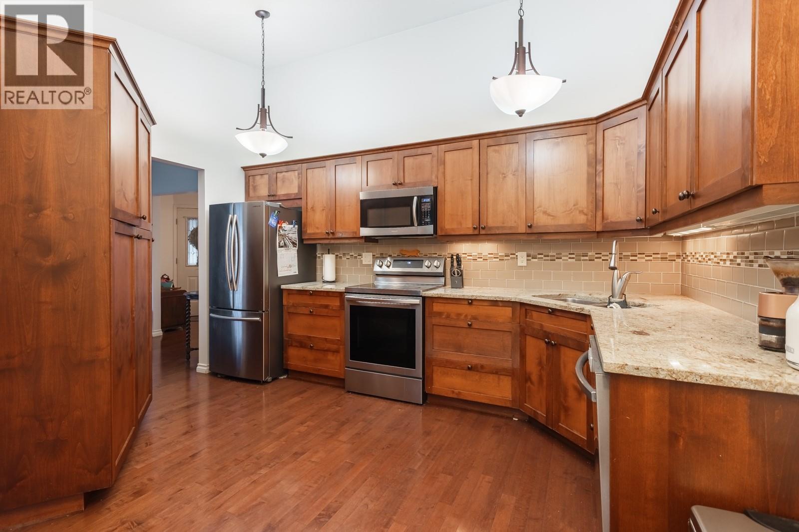 3 1873 Parkview Crescent, Kelowna