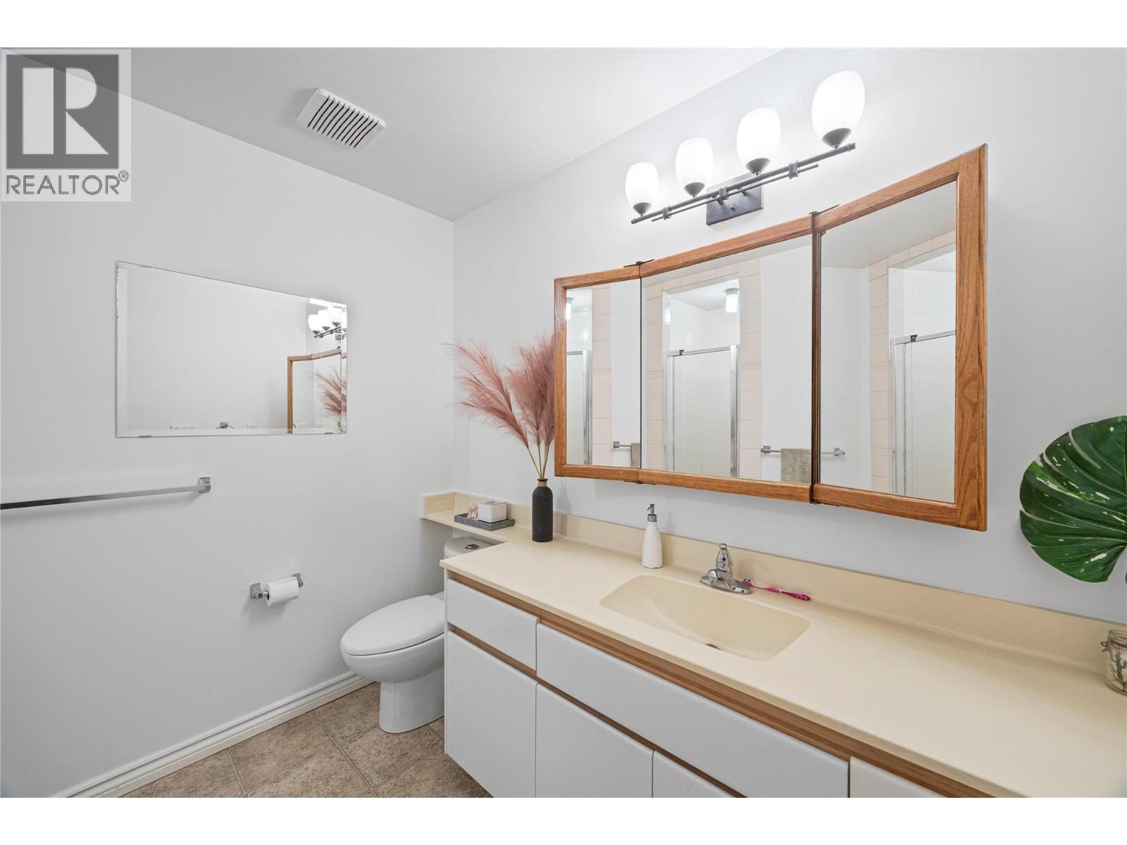 3 1873 Parkview Crescent, Kelowna