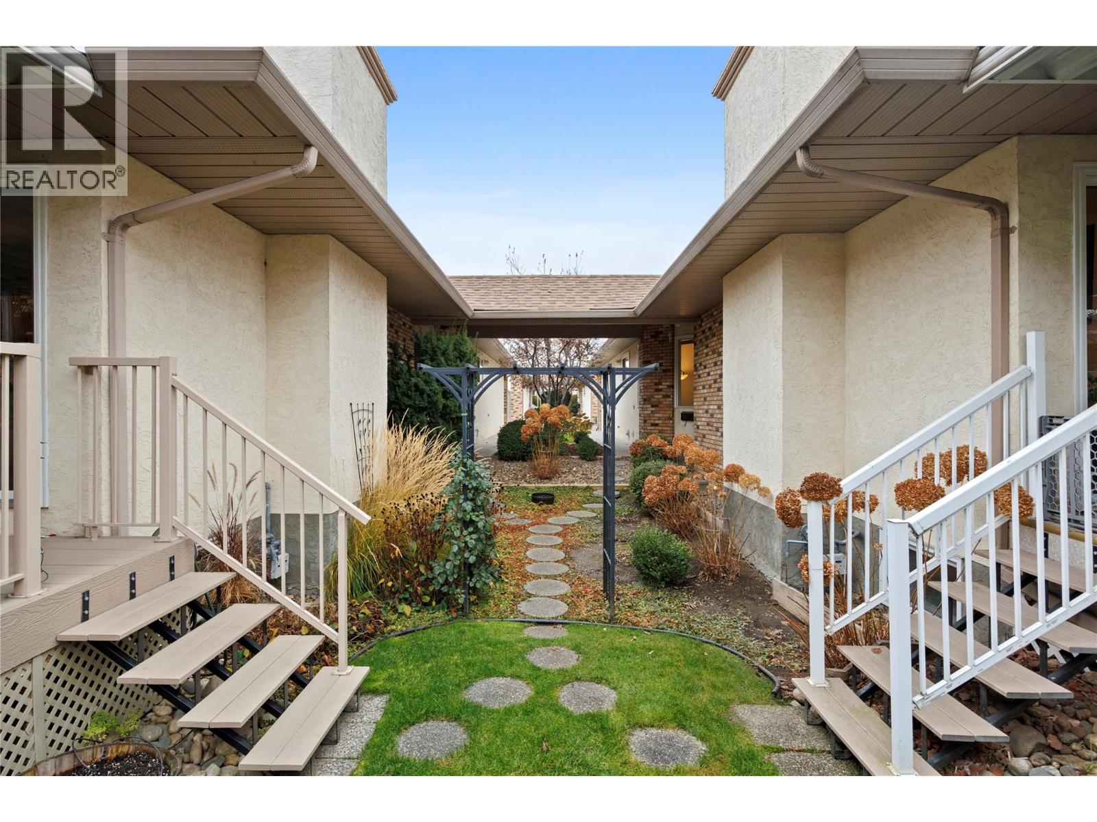 3 1873 Parkview Crescent, Kelowna