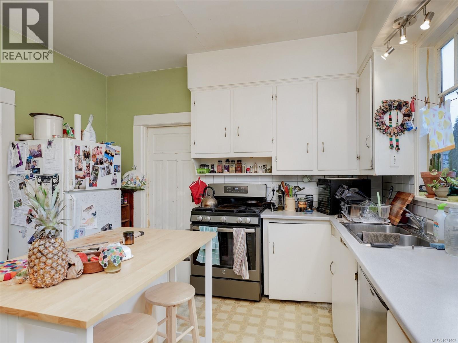 1015 Empress Ave, Victoria