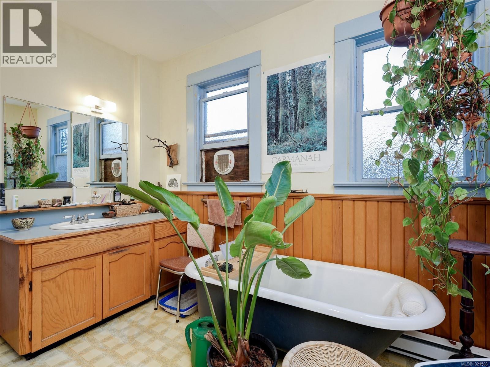 1015 Empress Ave, Victoria