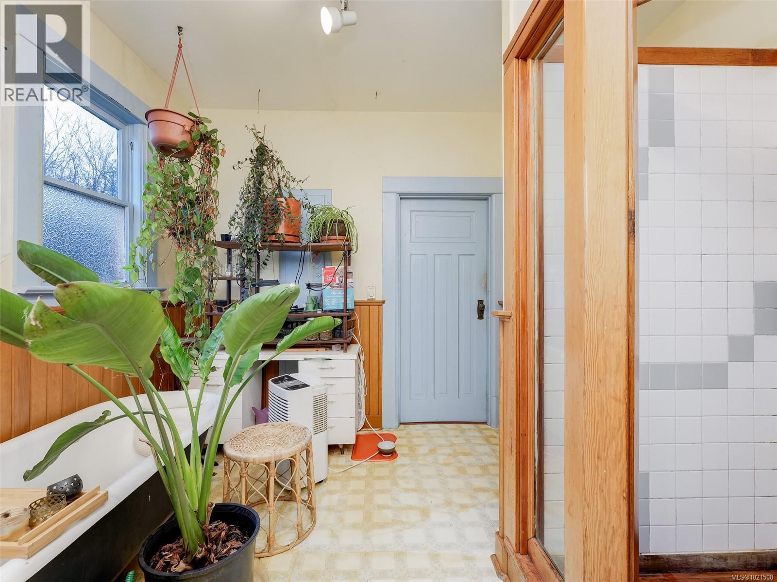 1015 Empress Ave, Victoria