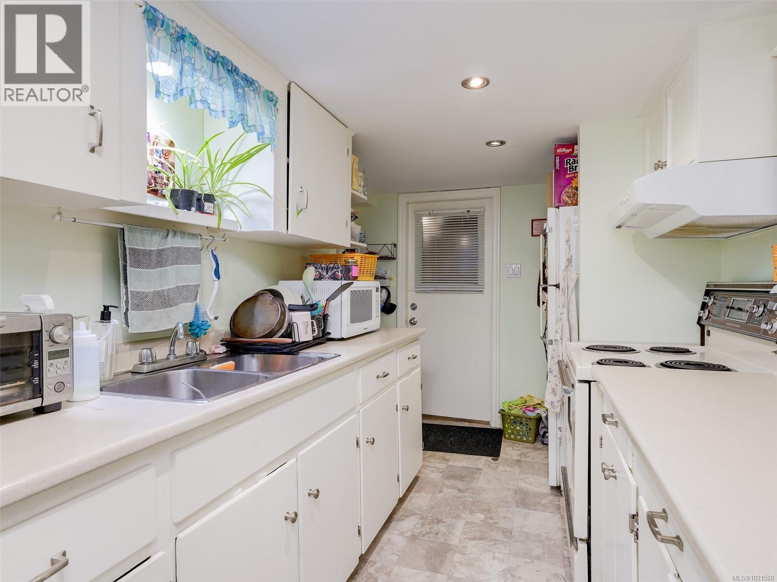 1015 Empress Ave, Victoria