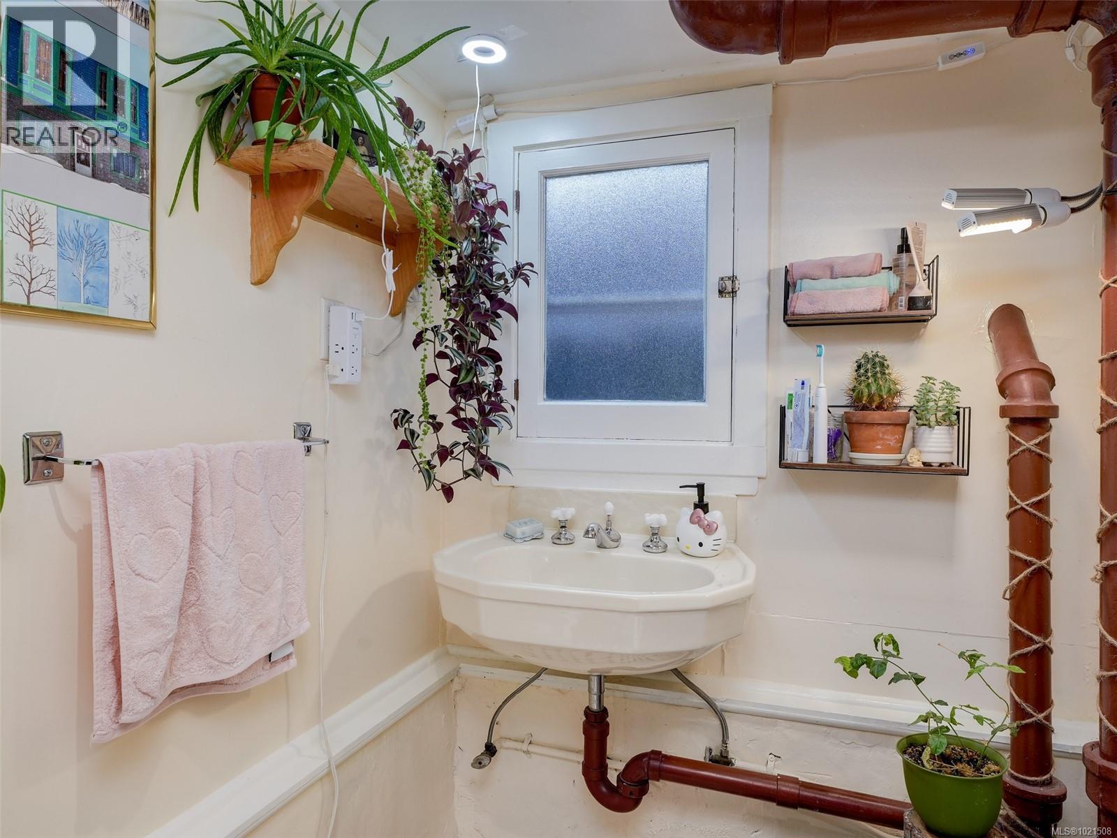 1015 Empress Ave, Victoria