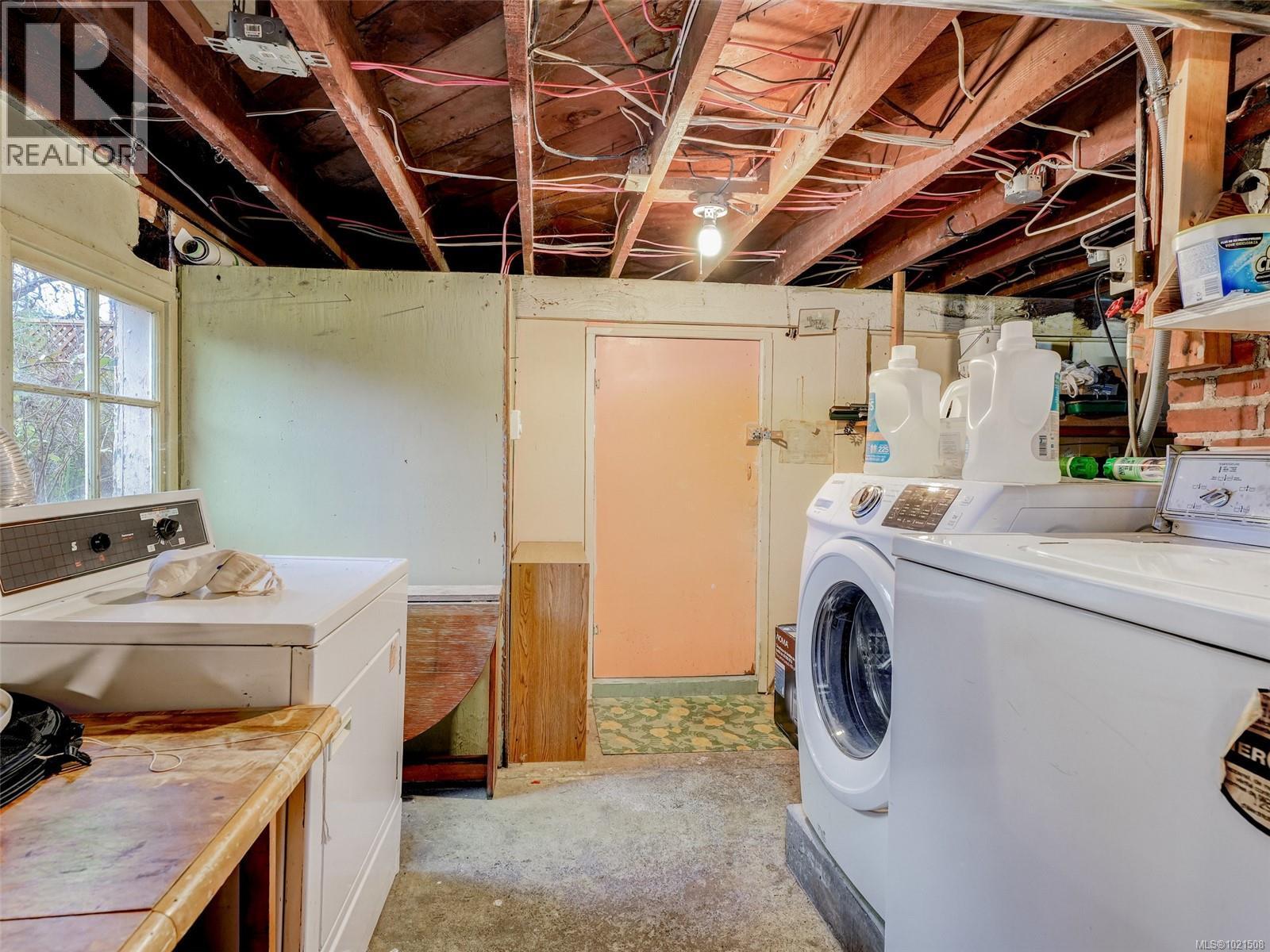 1015 Empress Ave, Victoria