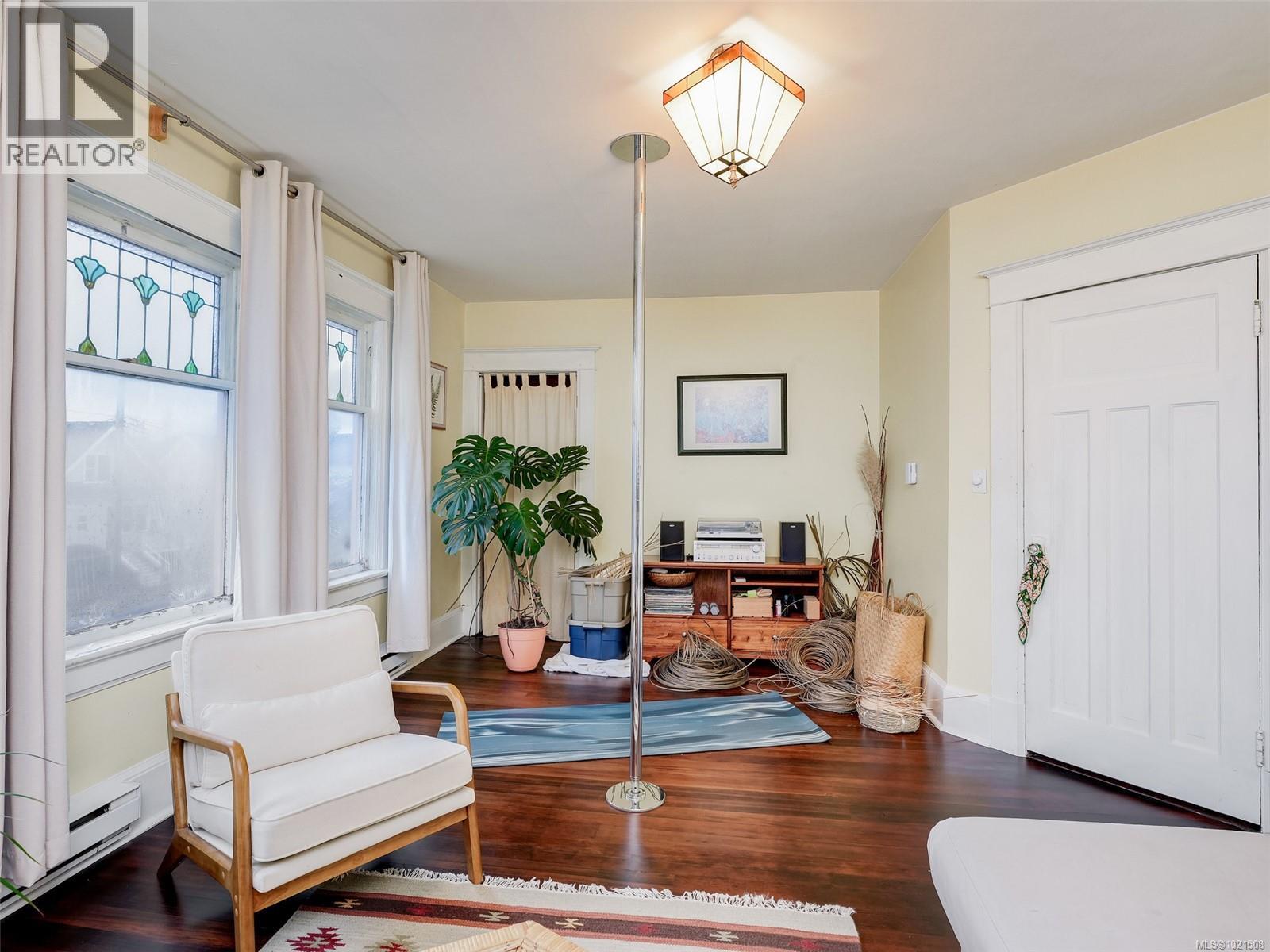 1015 Empress Ave, Victoria