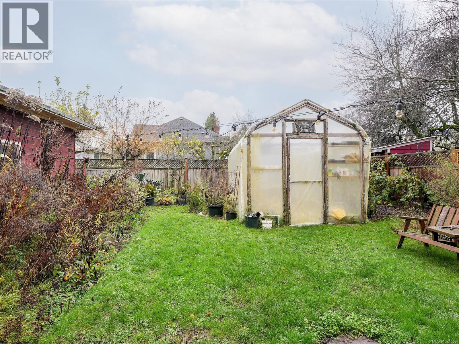 1015 Empress Ave, Victoria