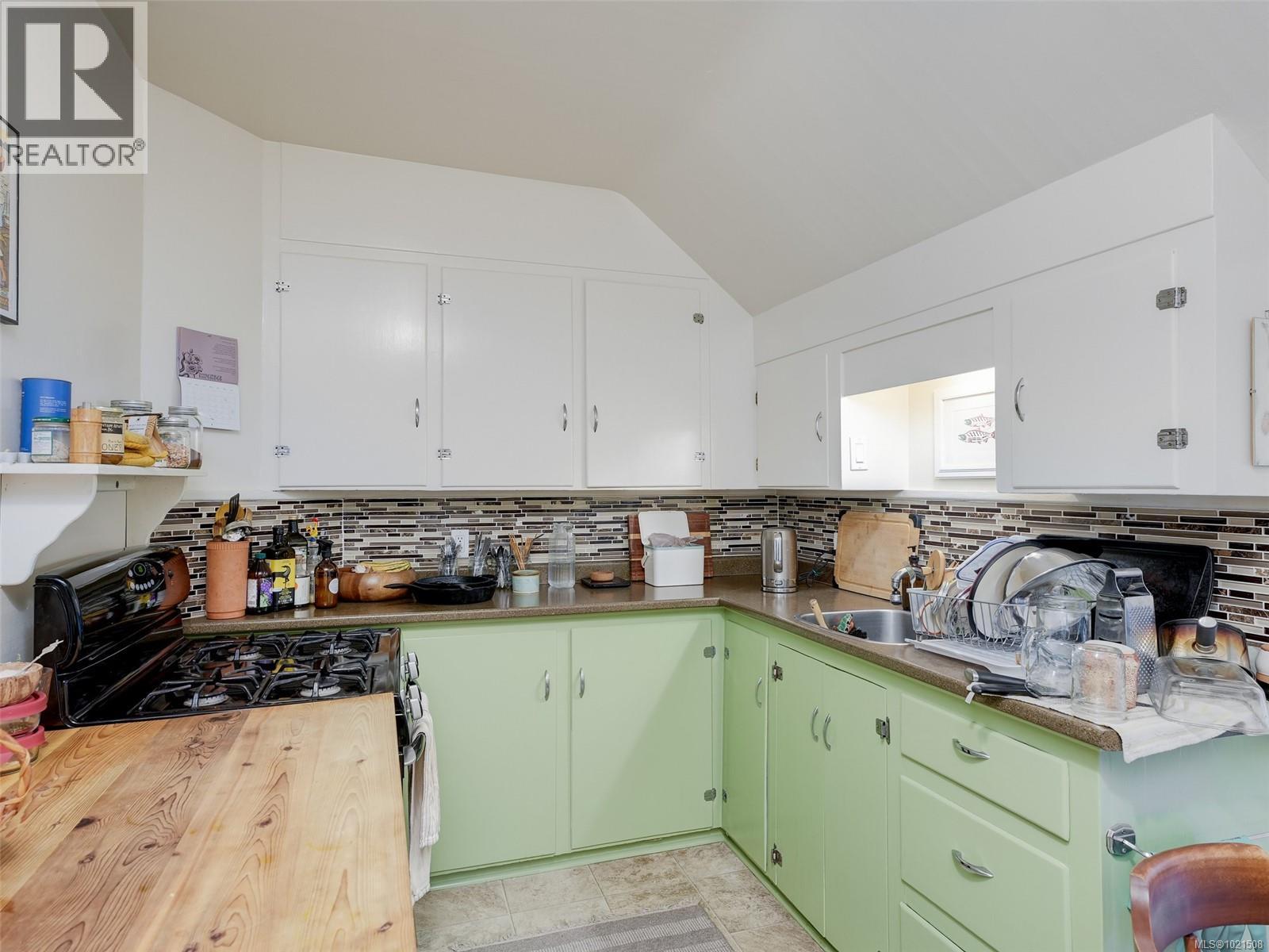 1015 Empress Ave, Victoria