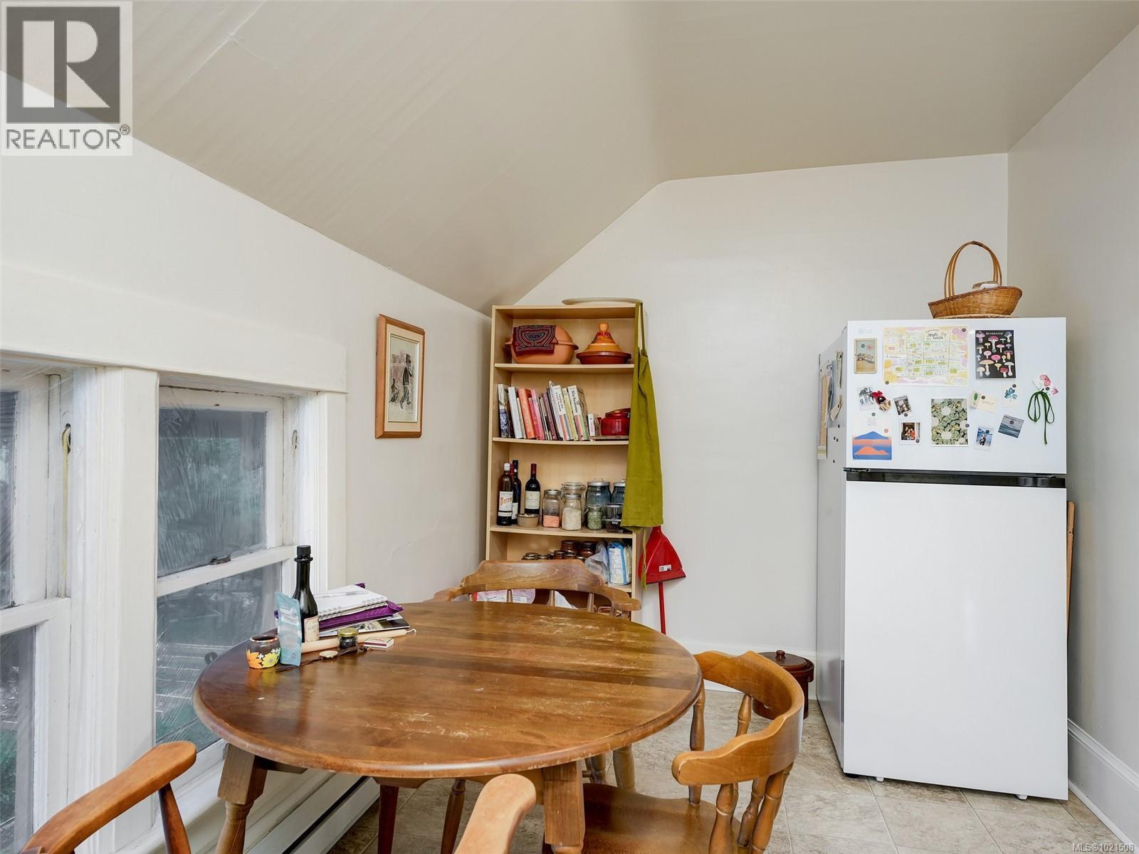 1015 Empress Ave, Victoria