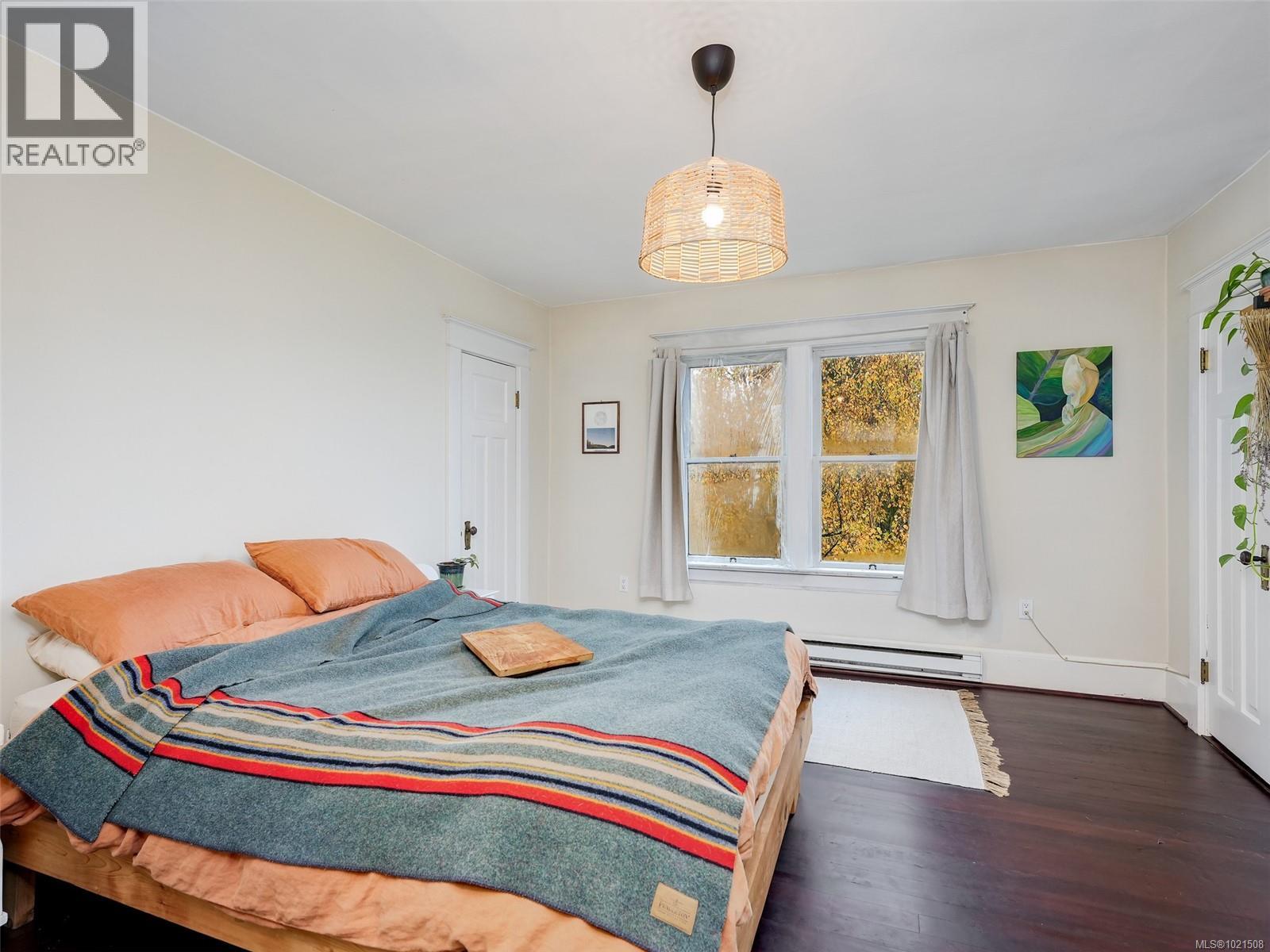 1015 Empress Ave, Victoria