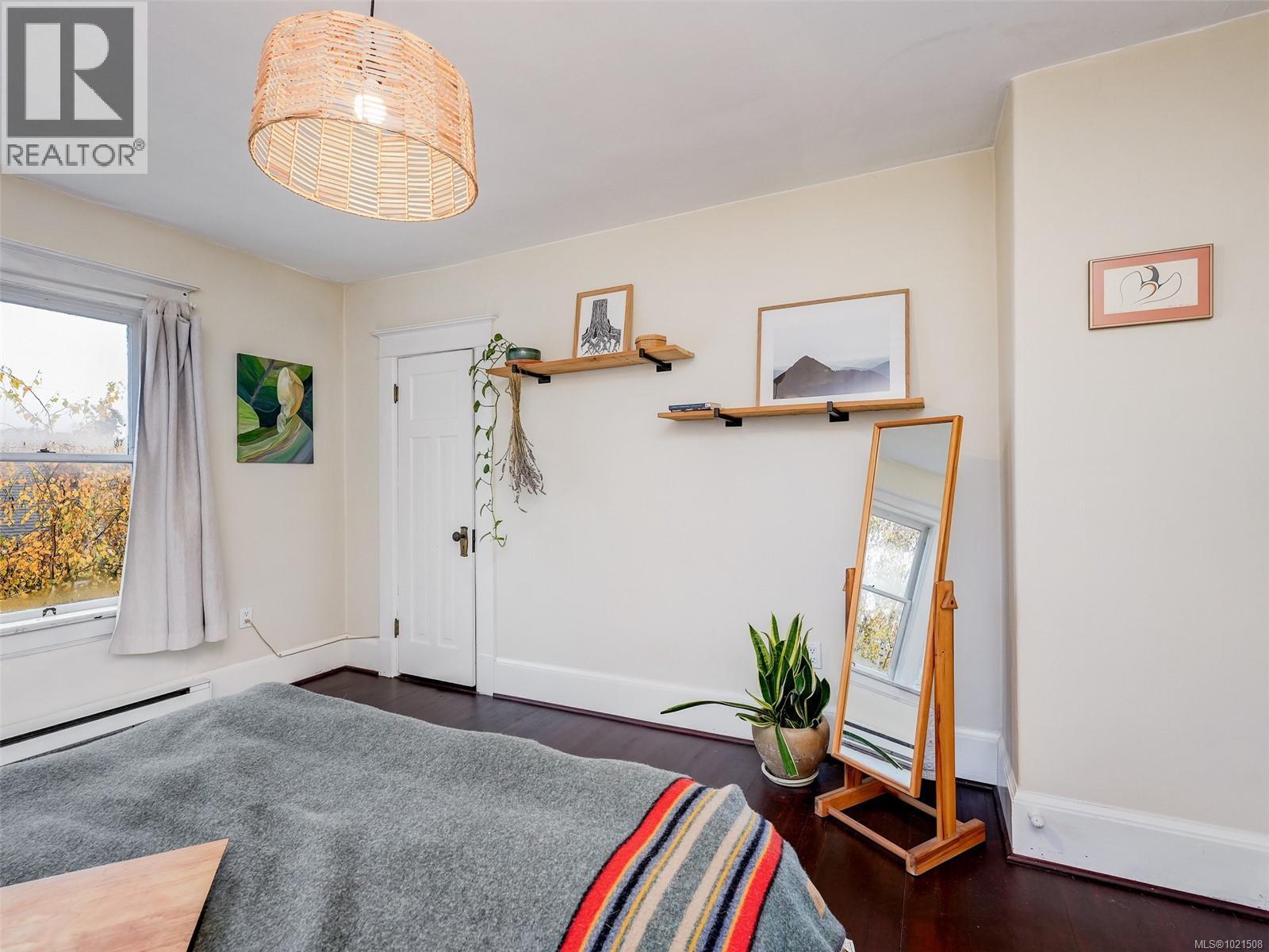 1015 Empress Ave, Victoria