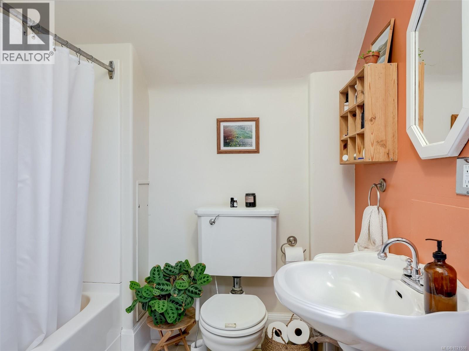 1015 Empress Ave, Victoria