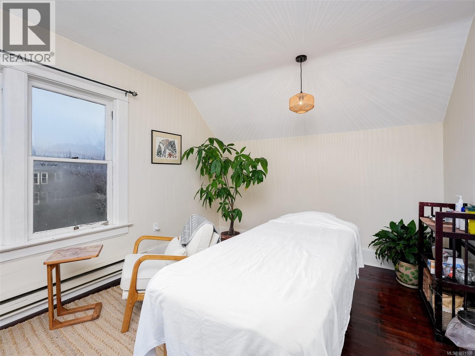 1015 Empress Ave, Victoria