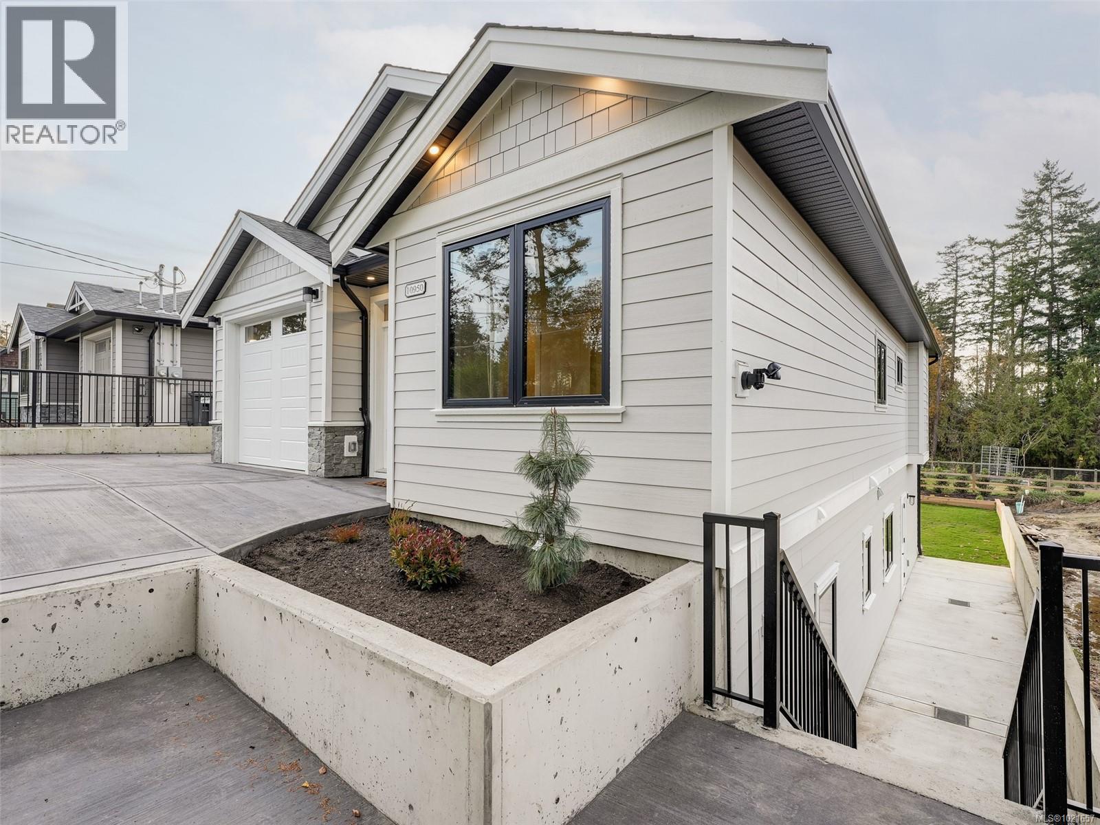 10950 Chalet Rd, North Saanich